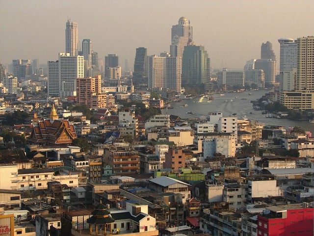 070.jpg - 070 Bangkok z hotelowego tarasu. Pełna nazwa Bangkoku należy do najdłuższych nazw geograficznych na świecie i figuruje w księdze Rekordów Guinesa. W prostym tłumaczeniu oznacza : Miasto aniołów, wielkie miasto, wieczny klejnot, niezdobywalne miasto boga Indry, wspaniała stolica świata wspomaganego przez dziewięć pięknych skarbów, miasto szczęśliwe, obfitujące w ogromny Pałac Królewski, który przypomina niebiańskie miejsce gdzie rządzi zreinkarnowany bóg, to miasto dane przez Indrę, zbudowane przez Wisznu.