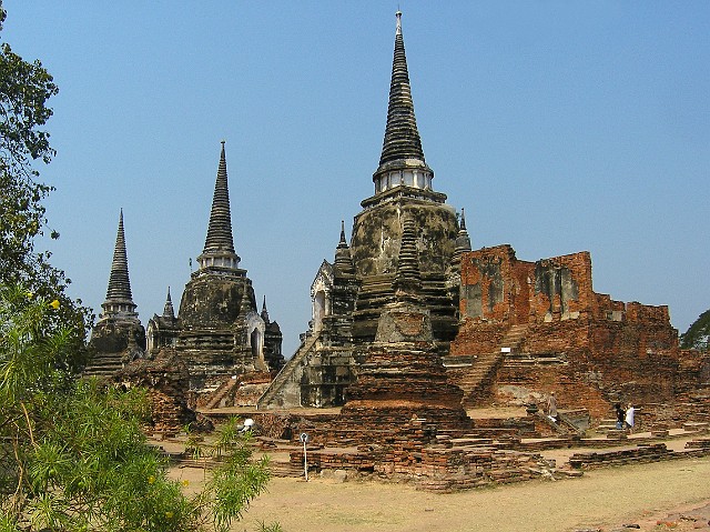 143.jpg - 143 Trzy czedi Wat Phra Si Sanphet są najbardziej znanymi symbolami Ajutthaja. Każda ze stup kryje królewskie prochy.