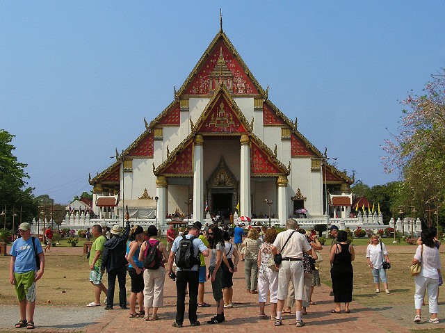 145.jpg - 145 Olbrzymia kaplica Wihan Phra Mongkhol Bophit skrywa największy siedzący posąg Buddy z brązu. Oryginalna kaplica została spalona przez Birmańczyków w 1767 roku i przez długie lata, aż do zbudowania nowej kaplicy w 1951 posąg znajdował się na otwartym powietrzu.