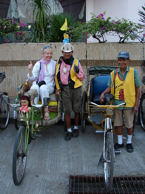 147.jpg - 147 W Phitsanulok. Pojedziemy rikszami rowerowymi na pokaz „Latających warzyw”.