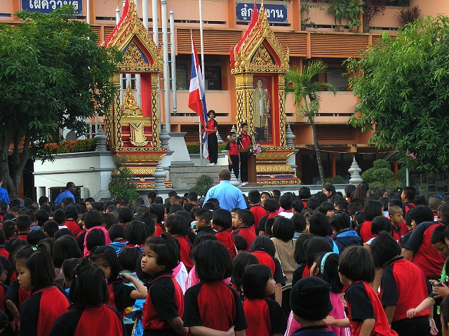 153.jpg - 153 Szkoła w Phitsanulok. Codziennie o godzinie 8.00 odbywa się przed każdą szkołą apel, podczas którego wciągana jest na maszt flaga tajska. Dzieci śpiewają hymn i odmawiają modlitwę za króla.