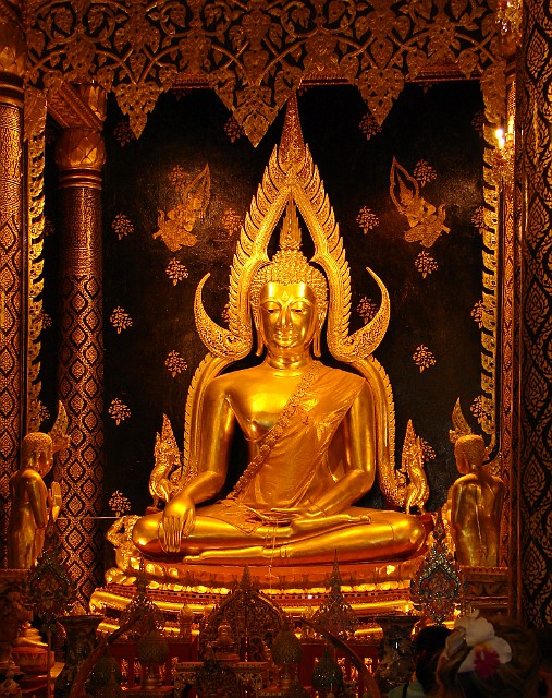 161.jpg - 161 XIV- wieczny wizerunek Buddy Phra Phuttha Chinarat zajmuje główną nawę Wat Mahathat. Według legendy posąg ten płakał krwią, gdy miasto zostało podbite w XIV wieku przez wojska Ajutthaja.