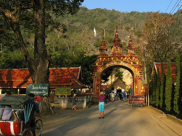 186.jpg - 186 Wat Tham Pla nieopodal miejscowości Chiang Rai jest często nazywany „Małpią Świątynią” od makaków, które żyją w pobliskich jaskiniach.