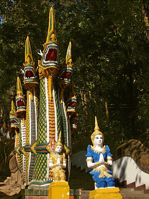 199.jpg - 199 Schody prowadzące do świątyni Wat Phra That Wai Dao.