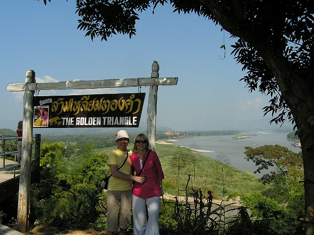 221.jpg - 221 Złoty Trójkąt, czyli miejsce w którym spotykają się granice Tajlandii, Birmy i Laosu. Z tyłu widać rzekę Mekong.