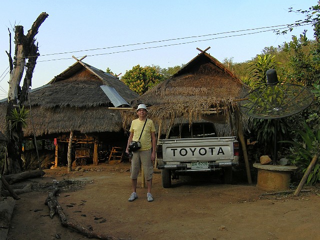 239.jpg - 239 Chaty kryte słomą, toyota i antena satelitarna.