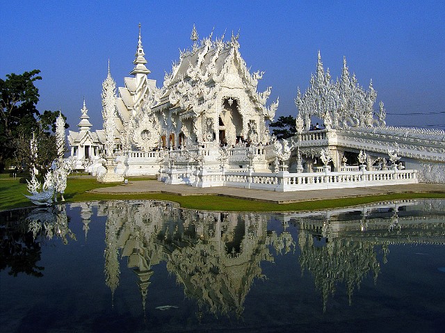244.jpg - 244 Wat Rong Khun, znana jako Biała Świątynia, jest oszałamiającym przykładem współczesnej sztuki buddyjskiej w Tajlandii. Wat Rong Khun w Chiang Rai jest dziełem tajskiego artysty architekta Chalermchai Kositpipat, który nie tylko zaprojektował świątynię, ale osobiście przyczynił się do pozyskania środków na projekt. 