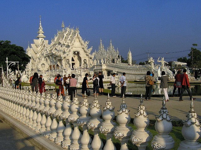 249.jpg - 249 Wat Rong Khun powstał w ciągu ostatniego dziesięciolecia, i przewiduje się, że jego realizacja potrwa 90 lat. Chalermchai Kositpipat szkoli dużą grupą rzemieślników do realizacji jego wizji, a prace będą kontynuowane długo po jego śmierci. 