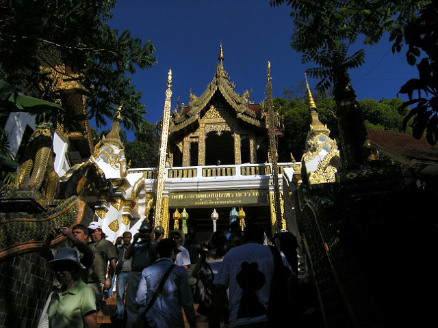 296.jpg - 296 Jedna z najsłynniejszych świątyń w Tajlandii - Wat Phrathat Doi Suthep, usytuowana na górze Suthep nieopodal Chiang Mai. Wzniesienie Doi Suthep datuje się na XVI w. Do kompleksu sakralnego wchodzi się po 306 stopniach. Schody są wspaniale zdobione wyobrażeniami olbrzymiego, mitycznego węża Naga, a wijąc się po zboczu wzgórza tworzą niesamowite wrażenie.