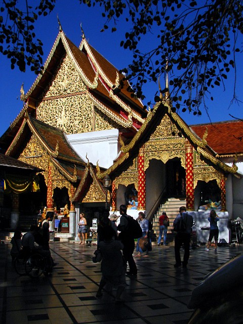 297.jpg - 297 Kompleks świątynny znajduje się na wzniesieniu – Doi Suthep, na zachód od Chaing Mai. Rozciąga się stamtąd wspaniały widok na panoramę stolicy prowincji.