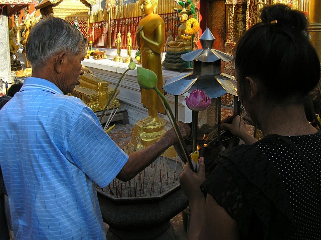 303.jpg - 303 Wyznawcy buddyzmu składają Buddzie kwiaty lotosu i zapalają trociczki oraz świeczki.