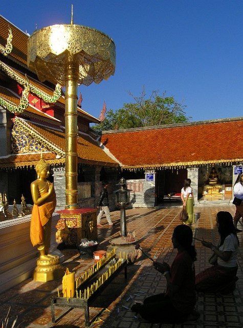 315.jpg - 315 Wspaniały klimat świątyni tworzą także ażurowe parasolki otaczające chedi.
