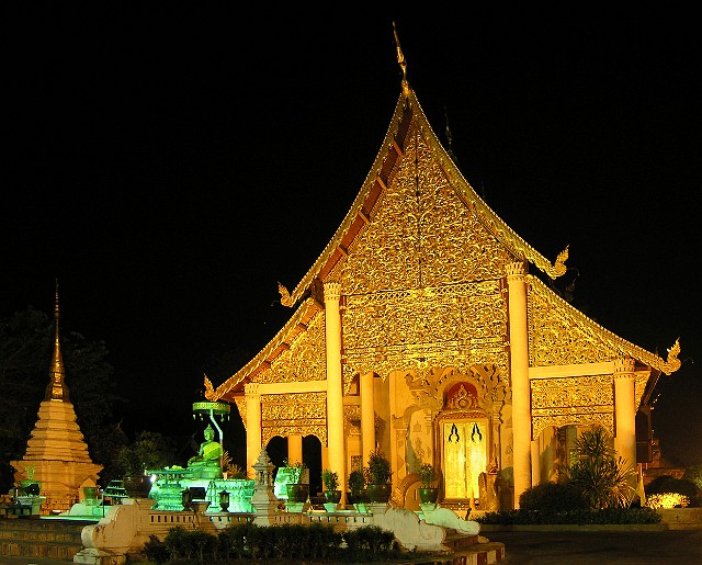 319.jpg - 319 Świątynia Wat Chedi Luang w Chiang Mai wieczorową porą.