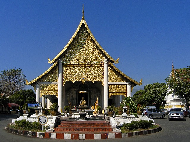 324.jpg - 324 Wat Chedi Luang w Chiang Mai o poranku. Tajowie wierzą, że we wnętrzu świątyni Wat Chedi Luang przebywa duch znany jako Prueksa Thevada, który strzeże miasta od wojen i zamieszek, a także dba o to, by deszcz spadł w porę. W związku z tym duch-strażnik cieszy się wielkim szacunkiem rolników. Podobno przechowywano tu także posąg Szmaragdowego Buddy (dziś znajduje się on w Wat Phra Kaeo w Bangkoku).