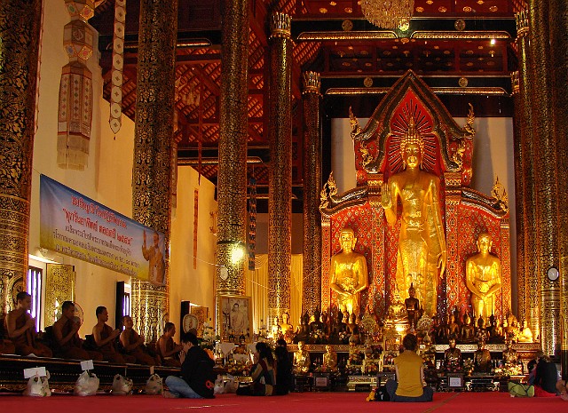326.jpg - 326 Niemal każdy mężczyzna w Tajlandii zostaje na pewien okres swojego życia mnichem. Dla większości jest to tylko kilka tygodni lub miesięcy, część jednak zostaje w świątyni na całe życie. Jeśli syn w rodzinie zostanie mnichem na krótki chociaż czas, to przyniesie błogosławieństwo całemu domostwu.
