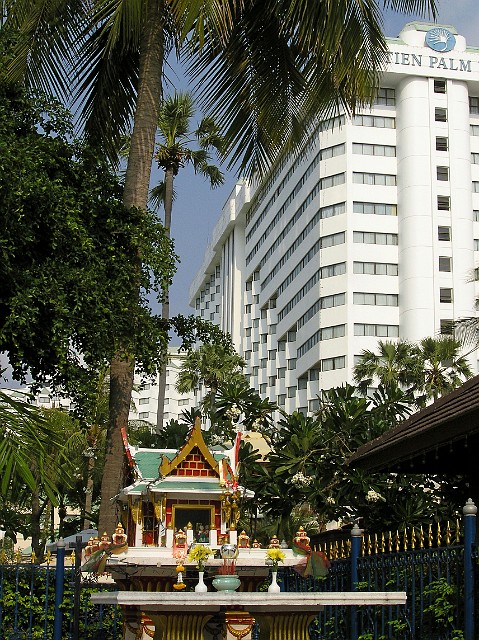 380.jpg - 380 Luksusowe hotele w Pattaya i obowiązkowe domki dla duchów.
