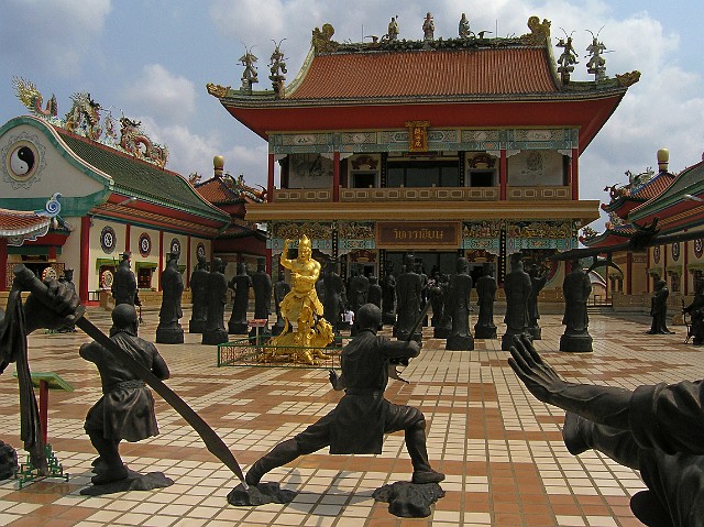 407.jpg - 407 Viharnra Sien to miejsce, w którym  tajska i chińska sztuka koegzystuje w doskonałej harmonii. 