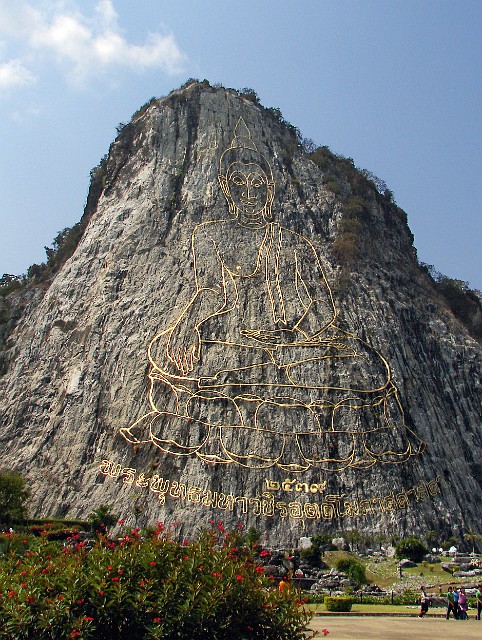 422.jpg - 422 Góra Buddy jest dużą atrakcją turystyczną, ponieważ jest miejscem najwyższego na świecie wizerunku Buddy (130 metrów wysokości i 70 metrów szerokości), który został wyryty w skale za pomocą lasera.