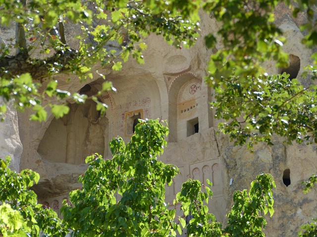 082.jpg - 082 Kapadocja - skalne kościoły w Göreme. Kapadocja była aż do średniowiecza silnym ośrodkiem chrześcijaństwa oraz miejscem narodzin idei życia klasztornego