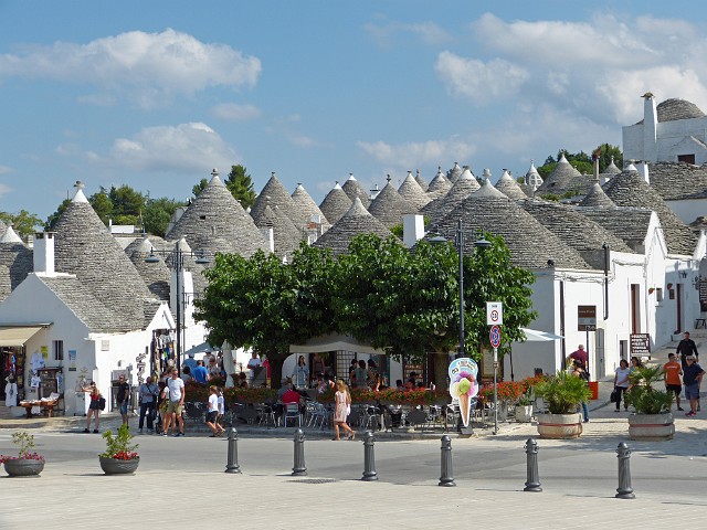 030.jpg - 030 Liczba domków trulli w Alberobello sięga 1500