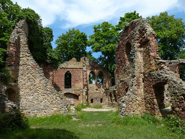 018.JPG - 018 Pod koniec XVIII w. na terenie parku zamkowego resztki ruin dawnego zamku zostały przebudowane i przekształcone na romantyczne ruiny