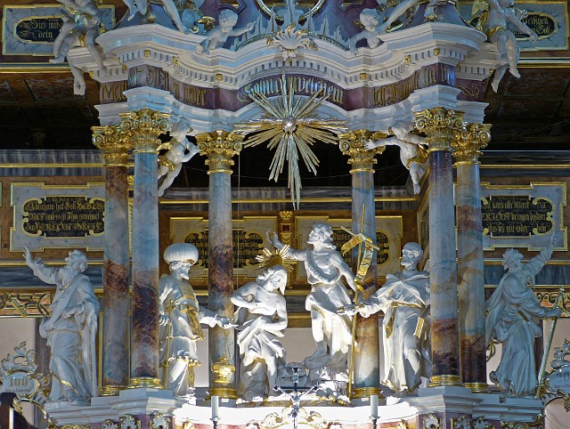 113.jpg - 113 XVIII-wieczny ołtarz, jak wszystko wokół, z drewna. W centralnym miejscu znajduje się scena chrztu Chrystusa przez Jana Chrzciciela w rzece Jordan. Pozostałe postacie to Mojżesz, arcykapłan Aaron i apostołowie Piotr i Paweł