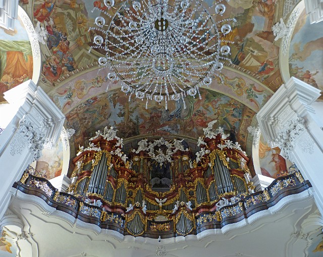 201.jpg - 201 Ograny zostały zbudowane w pracowni Michaela Englera w 1730 roku. 5 lat później ozdobił je czeski rzeźbiarz klasztorny Antoni Dorasil. Składają się w 95% z oryginalnych części