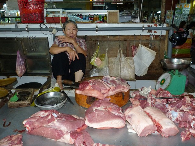 018.jpg - 018 Panie handlujące mięsem siedzą na ladzie obok towaru.