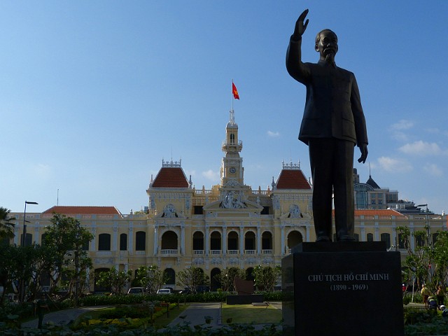 043.jpg - 043 Pomnik Ho Chi Minha i Ratusz. Ho Chi Minh "wujaszek Ho" to wietnamski polityk komunistyczny, założyciel i przywódca polityczny Komunistycznej Partii Indochin, premier, następnie prezydent (1954-1969) Demokratycznej Republiki Wietnamu