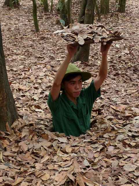 053.jpg - 053 Paryzanckie tunele Cu Chi służące podczas wojny za schrony, szpitale, drogi zaopatrzenia, magazyny broni