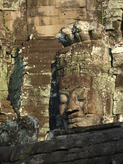 108.jpg - 108 Jedna z teorii głosi, że kamienne twarze są ziemskim wcieleniem samego Buddy w postaci króla Yajavarmana VII.