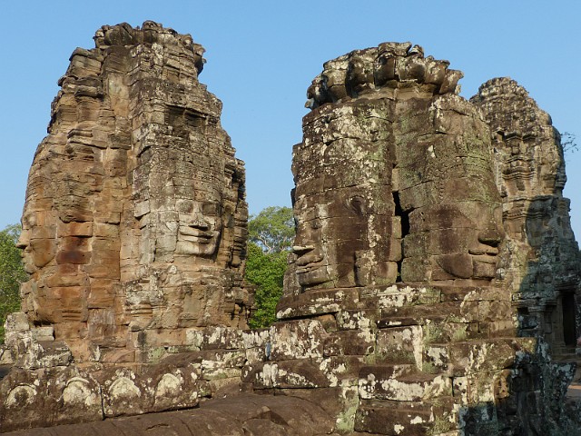 110.jpg - 110 Kamienne twarze ozdabiają wieże olbrzymiej świątyni z czterech stron świata.