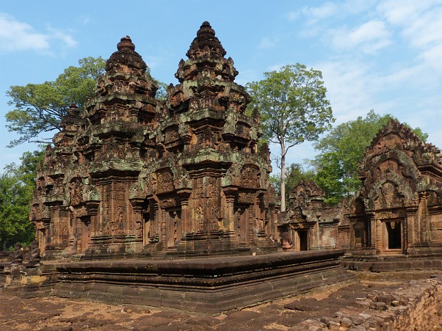 209.jpg - 209 Świątynia Banteay Srei z różowego piaskowca, zwana "twierdzą kobiet". Świątynia jest poświęcona bogowi Siwie.