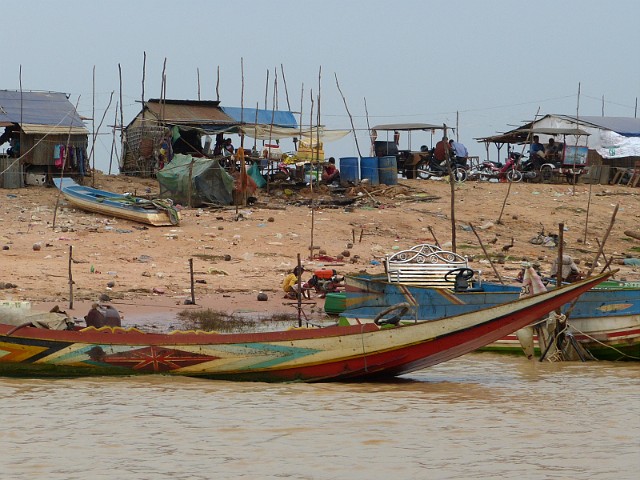 221.jpg - 221 W trakcie rejsu łodzią po rzeko-jeziorze Tonle Sap. W trakcie naszego pobytu była to bardziej rzeka. W porze deszczowej zamienia się w jezioro.