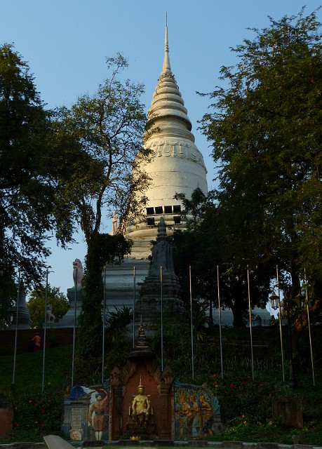 253.jpg - 253 Wat Phnom - najstarsza świątynia w mieście, od której pochodzi nazwa stolicy Kambodży.