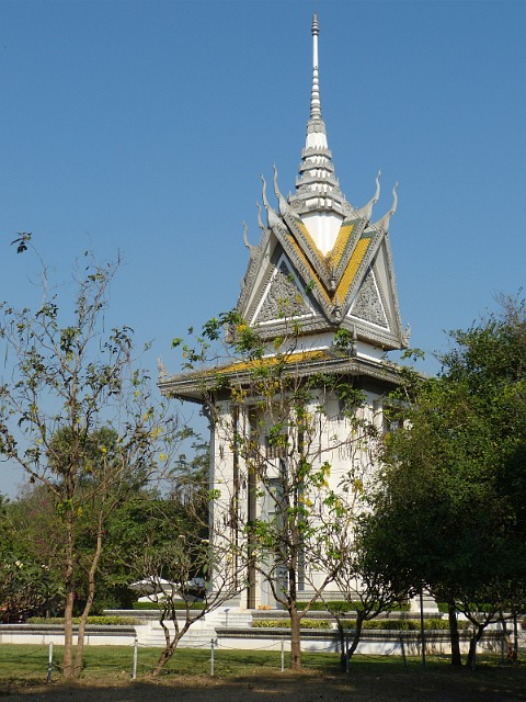 262.jpg - 262 Świątynia na terenie Choeung Ek, jednego z pól śmierci, miejsca masowych egzekucji w czasach reżimu Pol Pota, przywódcy Czerwonych Khmerów.