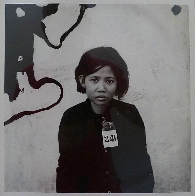 264.jpg - 264 W muzeum Tuol Sleng poświęconemu ofiarom reżimu - fotografia więźniarki