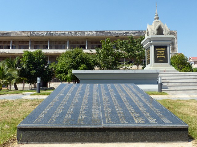 265.jpg - 265 Monument poświęcony ofiarom Czerwonych Khmerów - muzeum Tuol Sleng