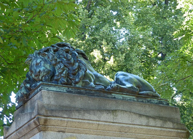 429 Pomnik.jpg - 429 Pomnik „Śpiący Lew” w Parku Miejskim. Również autorstwa rzeźbiarza Theodora Erdmanna Kalida. Jest to pomnik poległych legniczan w wojnie Francusko-Pruskiej w latach 1870-71.