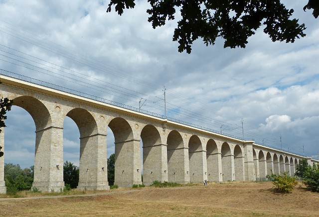 469 Wiadukt.jpg - 469 Wiadukt kolejowy nad Bobrem ma długość 490 m. Powstał w latach 1844-46.