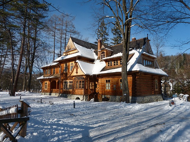 116.jpg - 116 Willa Koliba została wybudowana w latach 1892-1893 według projektu Stanisława Witkiewicza dla bogatego ziemianina Zygmunta Gniatowskiego. Z początku niewielki dom, w roku 1903 został rozbudowany poprzez dodanie zachodniego skrzydła. Obecnie mieści się tutaj Muzeum Stylu Zakopiańskiego filia Muzeum Tatrzańskiego.