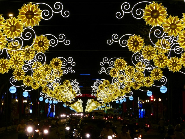 002.jpg - 002 Oświetlone neonami ulice Sajgonu