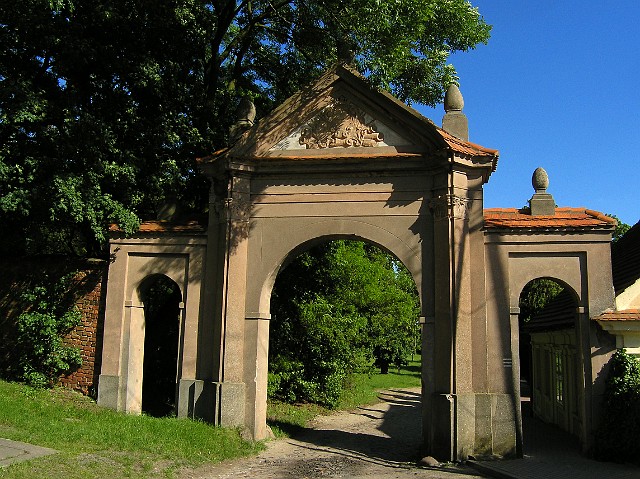 17.jpg - 17 Brama wjazdowa do dawnego parku pałacowego, jedyna pozostałość po pałacu Radomickich
