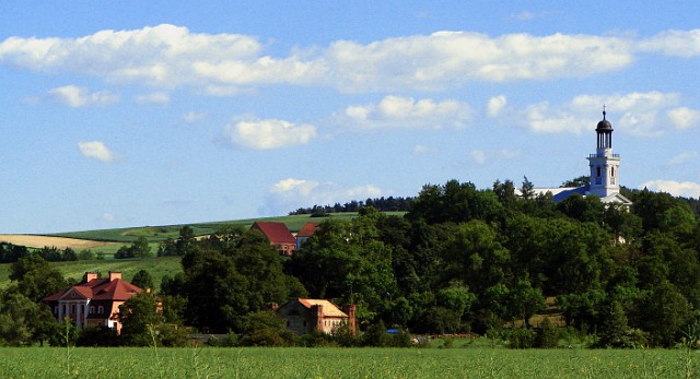 36.jpg - 36 Widok z drogi Śmiełów - Brzóstków. Po środku neogotycki spichrz z połowy XIX w.