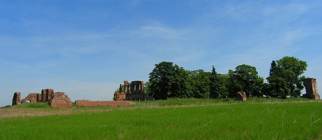 66.jpg - 66 Po pałacu, który powstał na zlecenie Opalińskich, a później należał do Sapiechów, następnie do Radolińskich, pozostały  malownicze ruiny