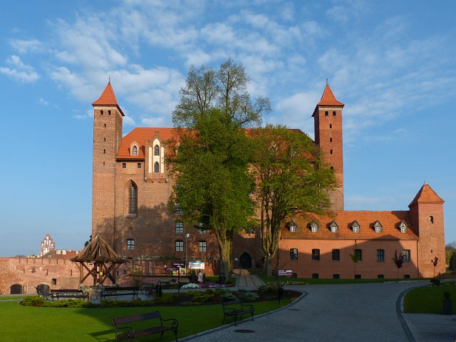 22.jpg - 22 Budowę zamku rozpoczęli Krzyżacy po przejęciu ziemi gniewskiej w 1282 roku i kontynuowali ją w XIV wieku. Zamek wybudowano w stylu gotyckim na planie kwadratu z wewnętrznym dziedzińcem i studnią. W XV wieku zamek został częściowo przebudowany. W okresie wojny trzynastoletniej w drugiej połowie XV wieku, a następnie w okresie wojen szwedzkich w XVII wieku warownia została częściowo zniszczona. W XVIII wieku zamek utracił swoje funkcje obronne, nie był remontowany i został opuszczony. W lipcu 1921 roku w niewyjaśnionych okolicznościach wybucha na zamku pożar, który doszczętnie niszczy trzy skrzydła i częściowo skrzydło południowe. Zamek uzyskuje status trwałej ruiny chronionej prawem. Od 2010 roku zamek dostał się pod władanie grupy Polmlek i z dnia na dzień staje się atrakcyjniejszy.