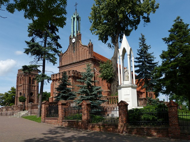 03 opis.jpg - 03 Kościół pw. Św. Jakuba A.P. z 1962r. Po lewej stronie neogotycka dzwonnica, po prawej biały pomnik Kosynierów Miłosławskich