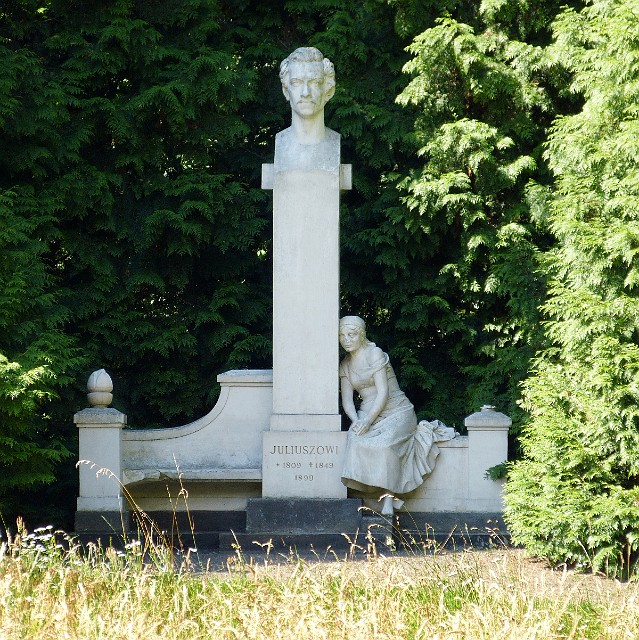 31 opis.jpg - 31 Pomnik Juliusza Słowackiego ufundowany przez Józefa Kościelskiego. Pomnik znajduje się w parku otaczającym pałac. Został odsłonięty w trakcie zaborów, 16.09.1899r.
