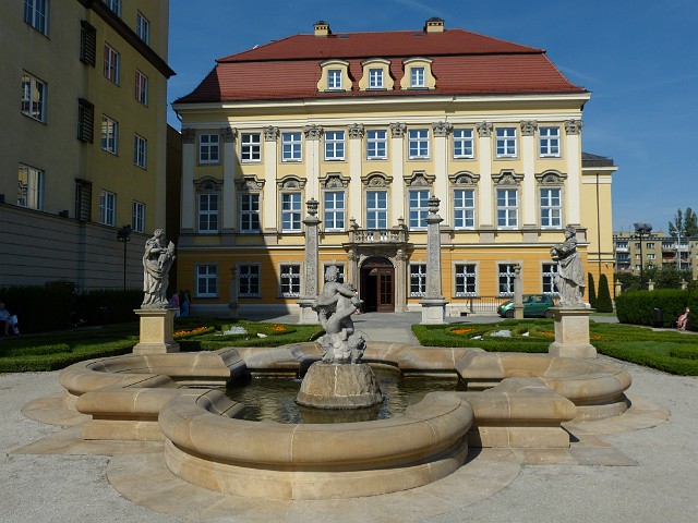 037 Ogród Pałacu Królewskiego - muzeum.JPG